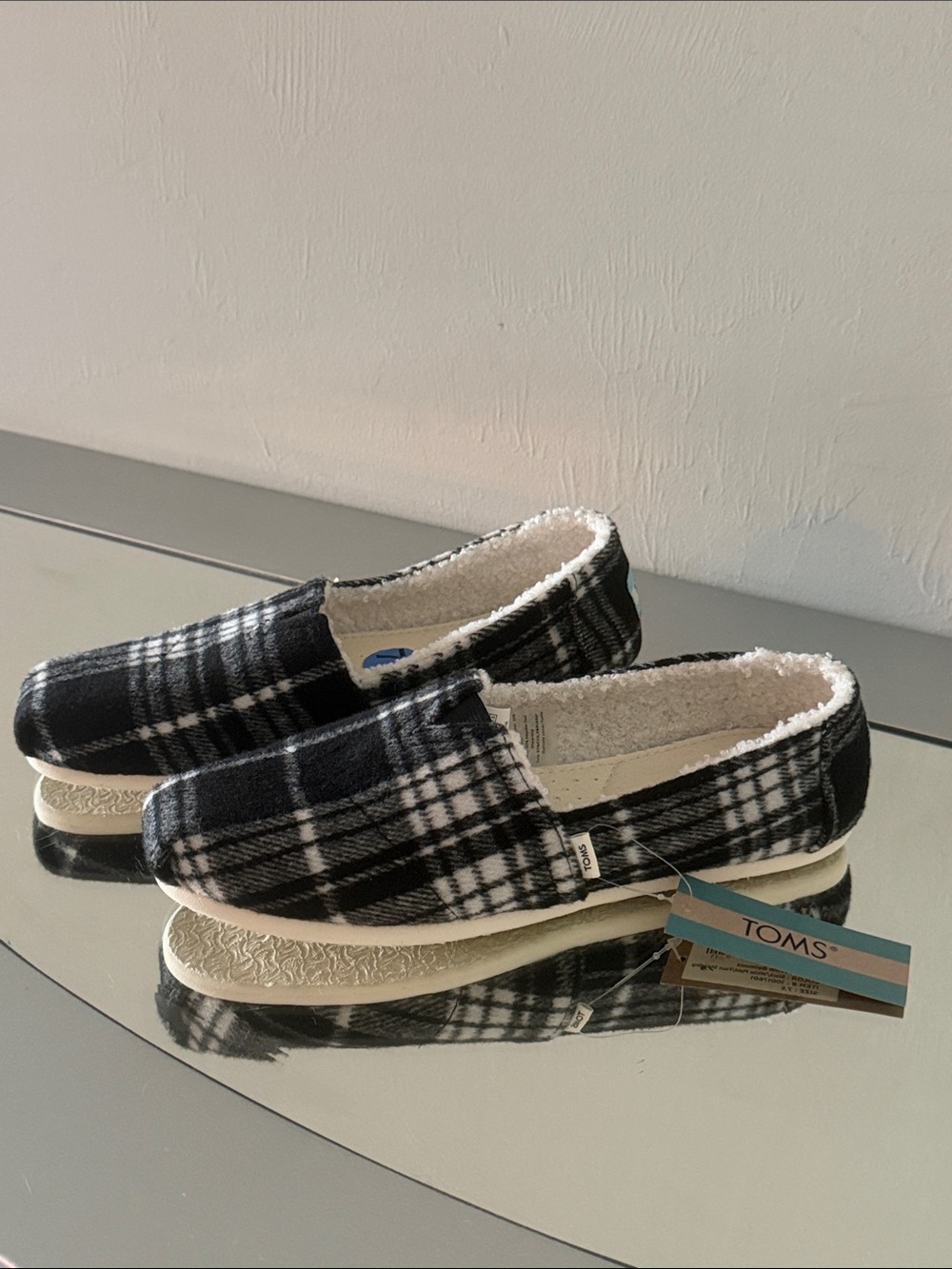 TOMS Belmont Flats Size 7.5 Women’s NWT Black & White Plaid Faux Shearling - Picture 3 of 12